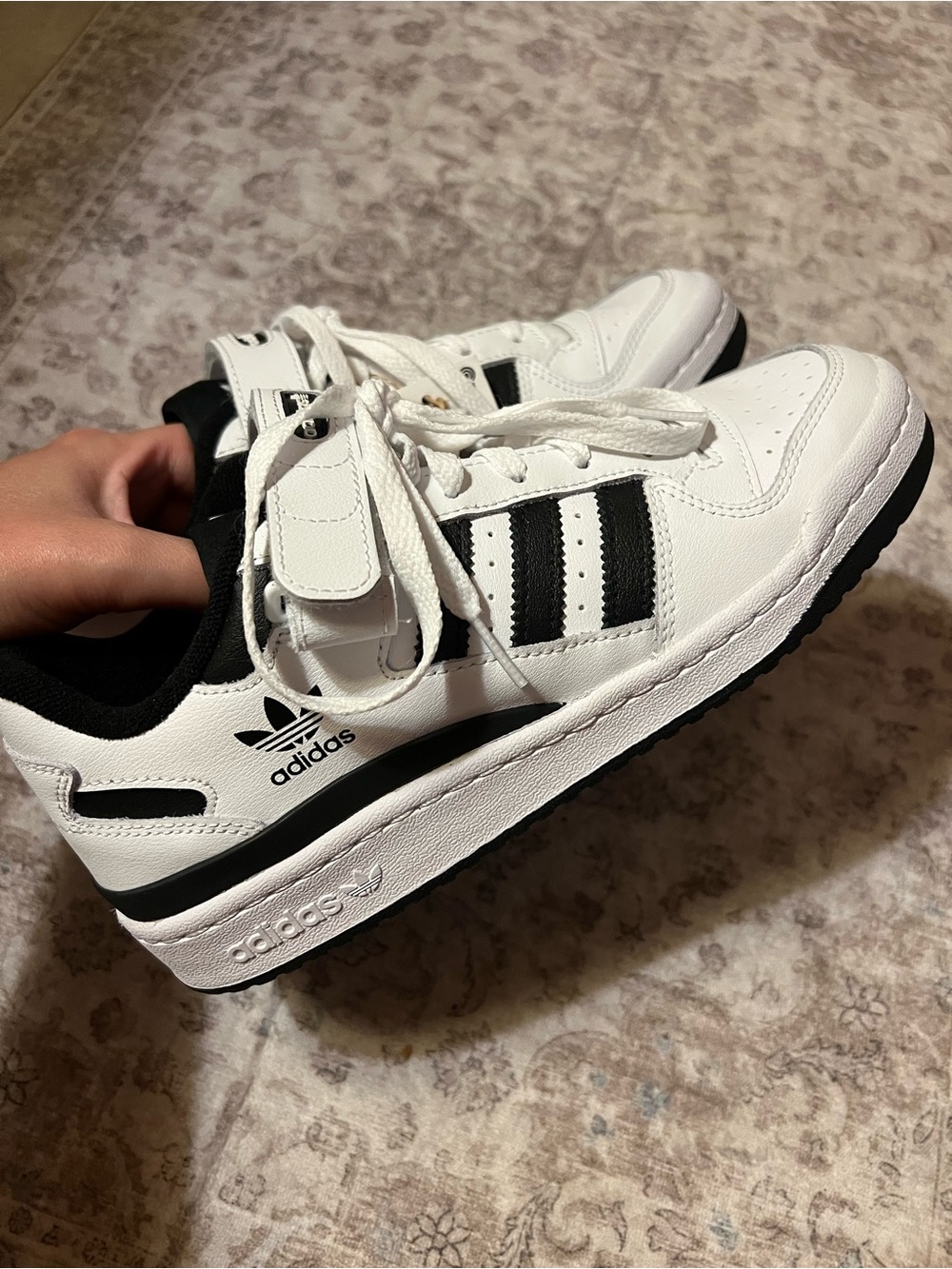adidas Originals Forum Low Sneakers | M’s 6 / W’s 7